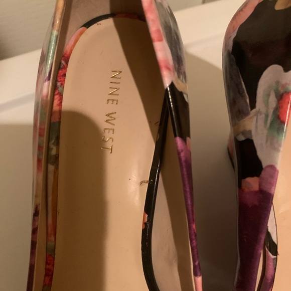 Nine West Floral Peep Toe Wedges with Gold Accented Wedge Heal size 9 - Picture 7 of 12